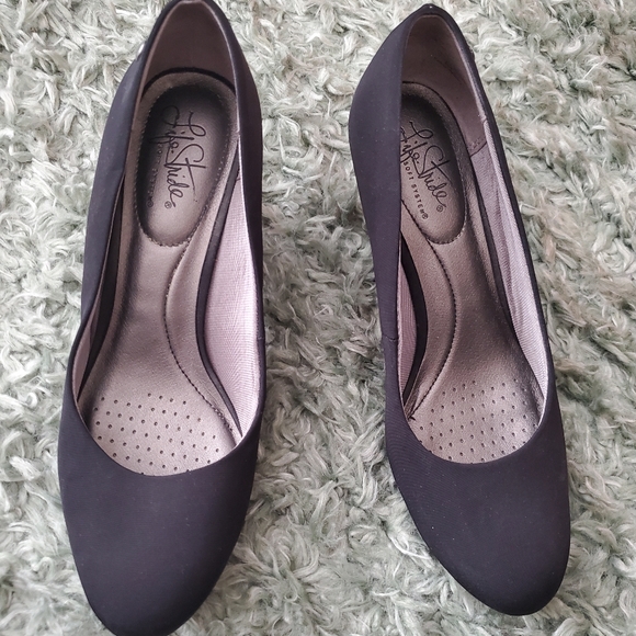 Black 2 inch Life Stride Heels, size 8.5 - Picture 2 of 3